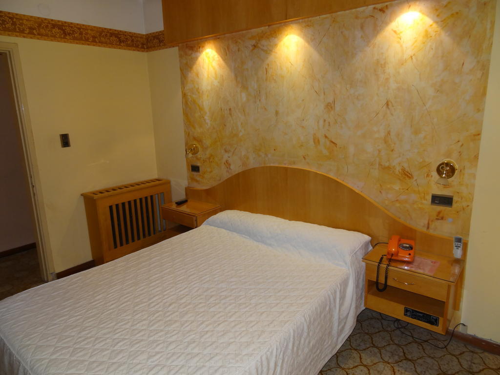 Mon Petit Hotel Villa Carlos Paz Buitenkant foto
